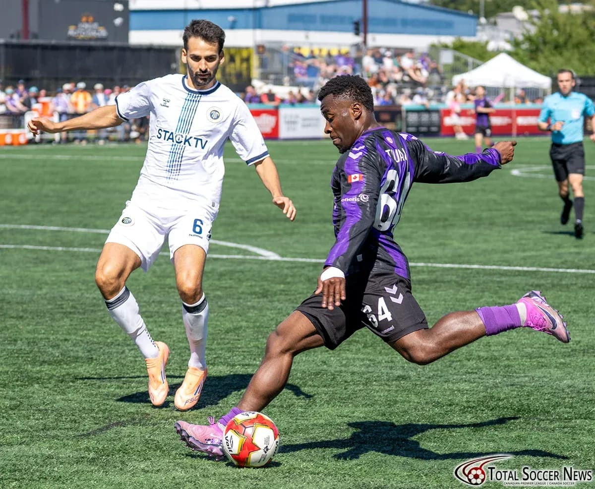 Jugadores de Pacific FC y Atlético Ottawa en acción Jugadores de Pacific FC y Atlético Ottawa en acción