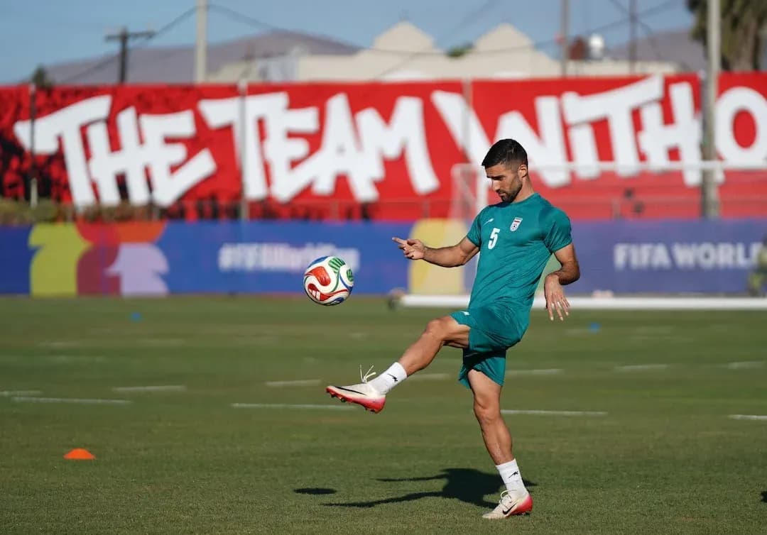 Jugador de Irán entrenando con el balón Jugador de Irán entrenando con el balón