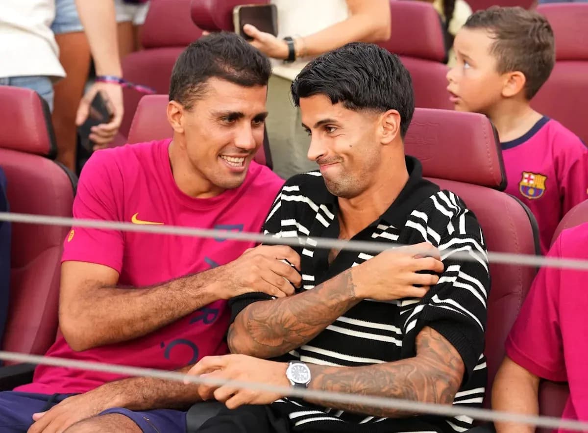 Dos jugadores conversando en un evento de fútbol Dos jugadores conversando en un evento de fútbol