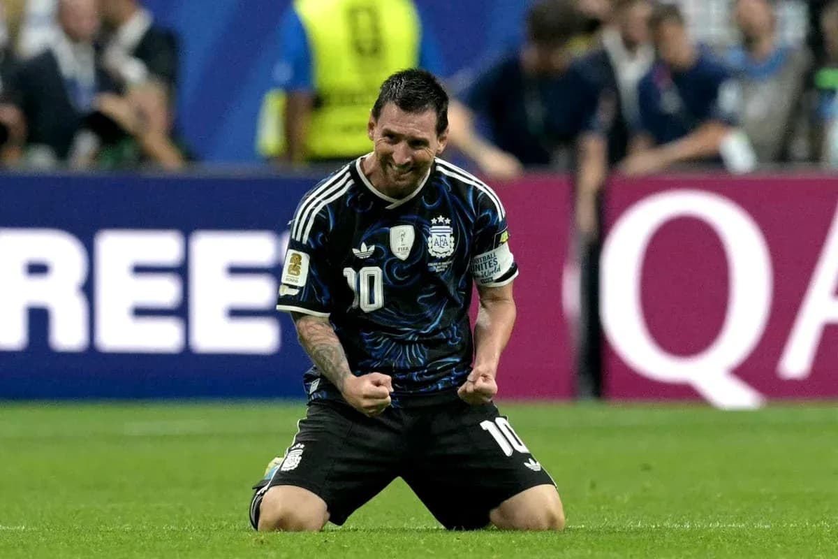Lionel Messi celebrando en el campo de juego Lionel Messi celebrando en el campo de juego