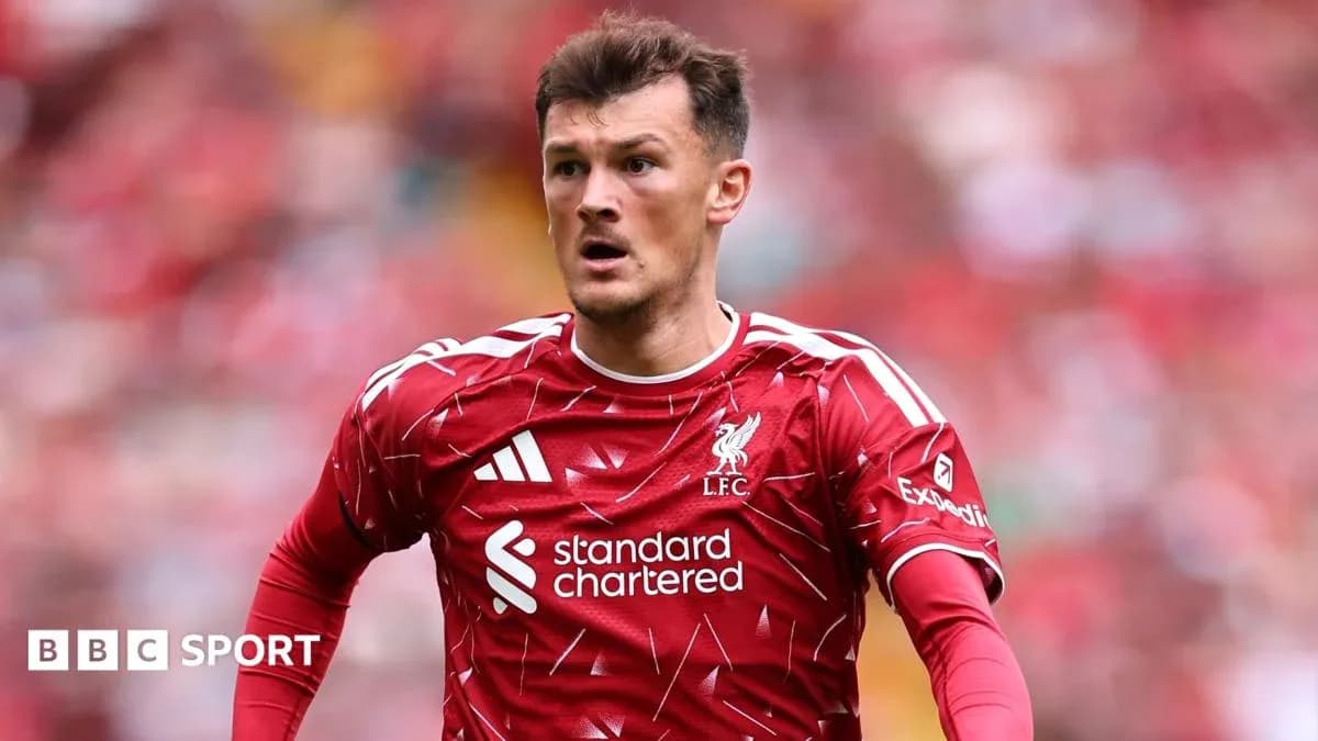 Jugador de Liverpool en acción durante el partido Jugador de Liverpool en acción durante el partido