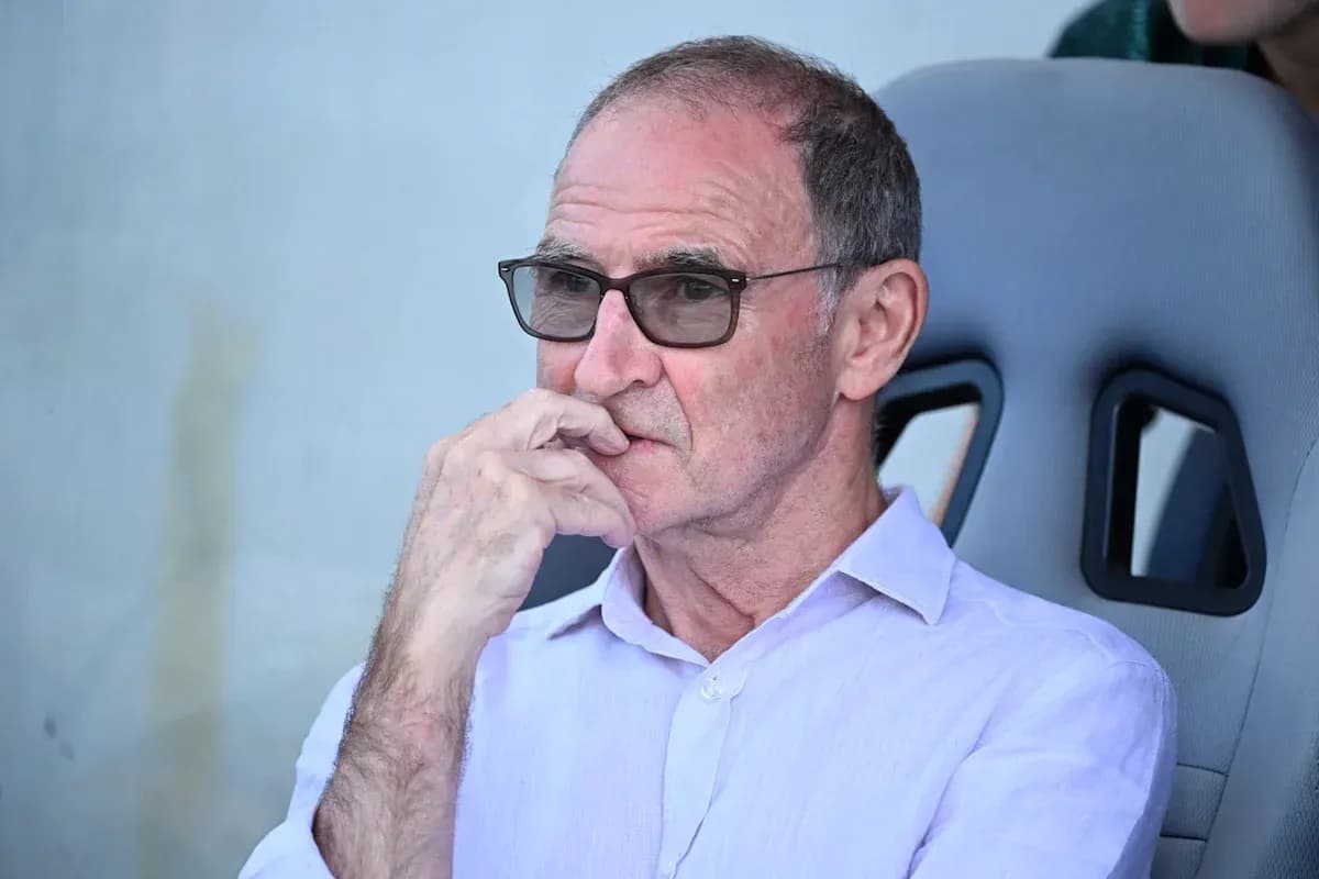 Hombre con gafas sentado en el banquillo Hombre con gafas sentado en el banquillo