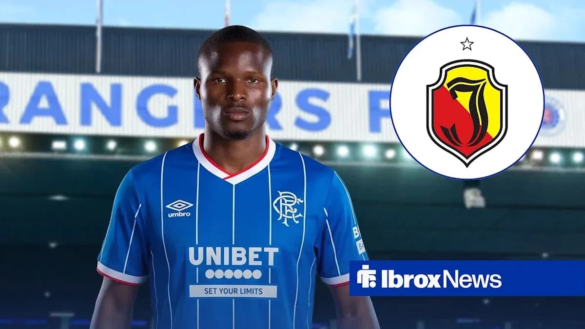 Jugador de Rangers posando con camiseta en Ibrox Jugador de Rangers posando con camiseta en Ibrox
