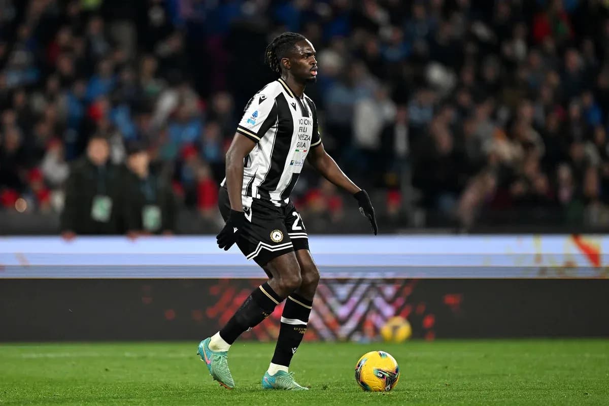 Jugador de Udinese en acción durante el partido Jugador de Udinese en acción durante el partido