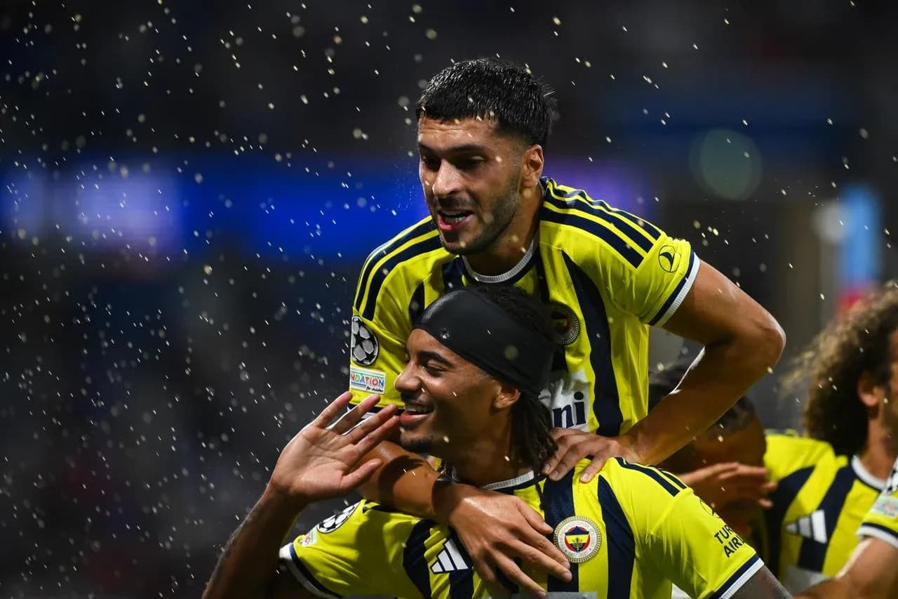 Jugadores de Fenerbahçe celebrando un gol Jugadores de Fenerbahçe celebrando un gol