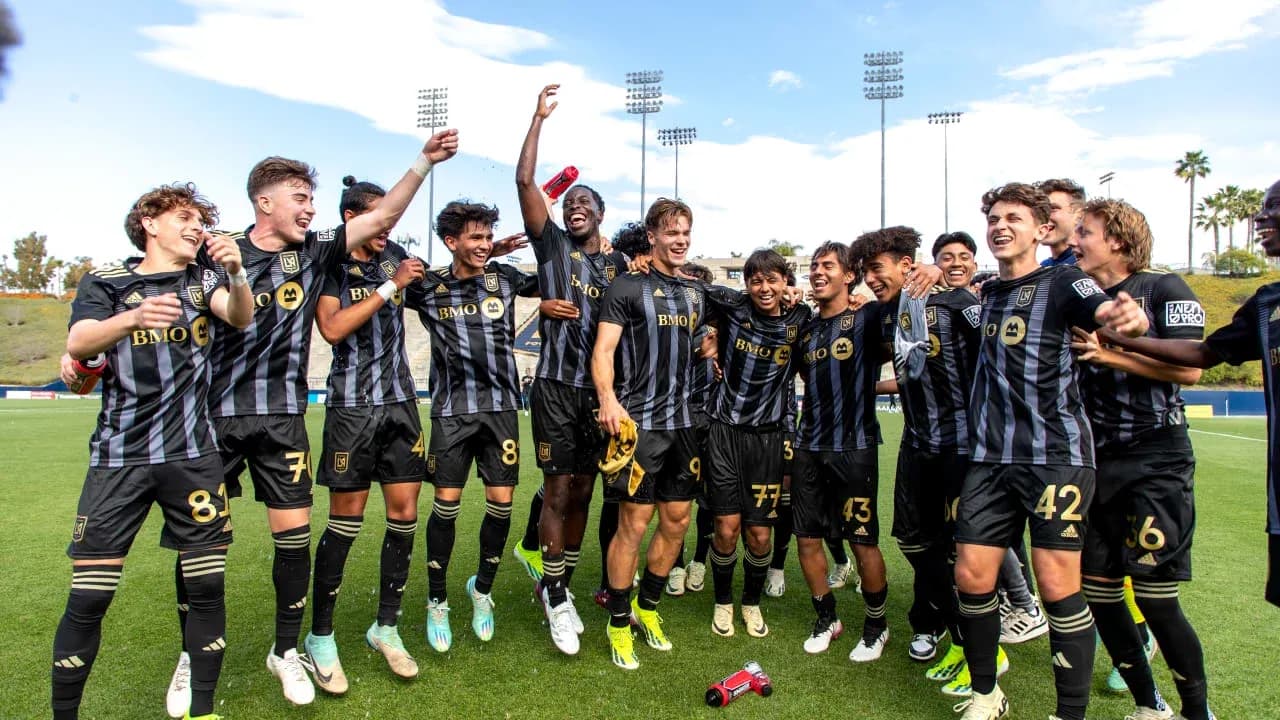 Equipo de Los Angeles FC II celebrando en el campo Equipo de Los Angeles FC II celebrando en el campo