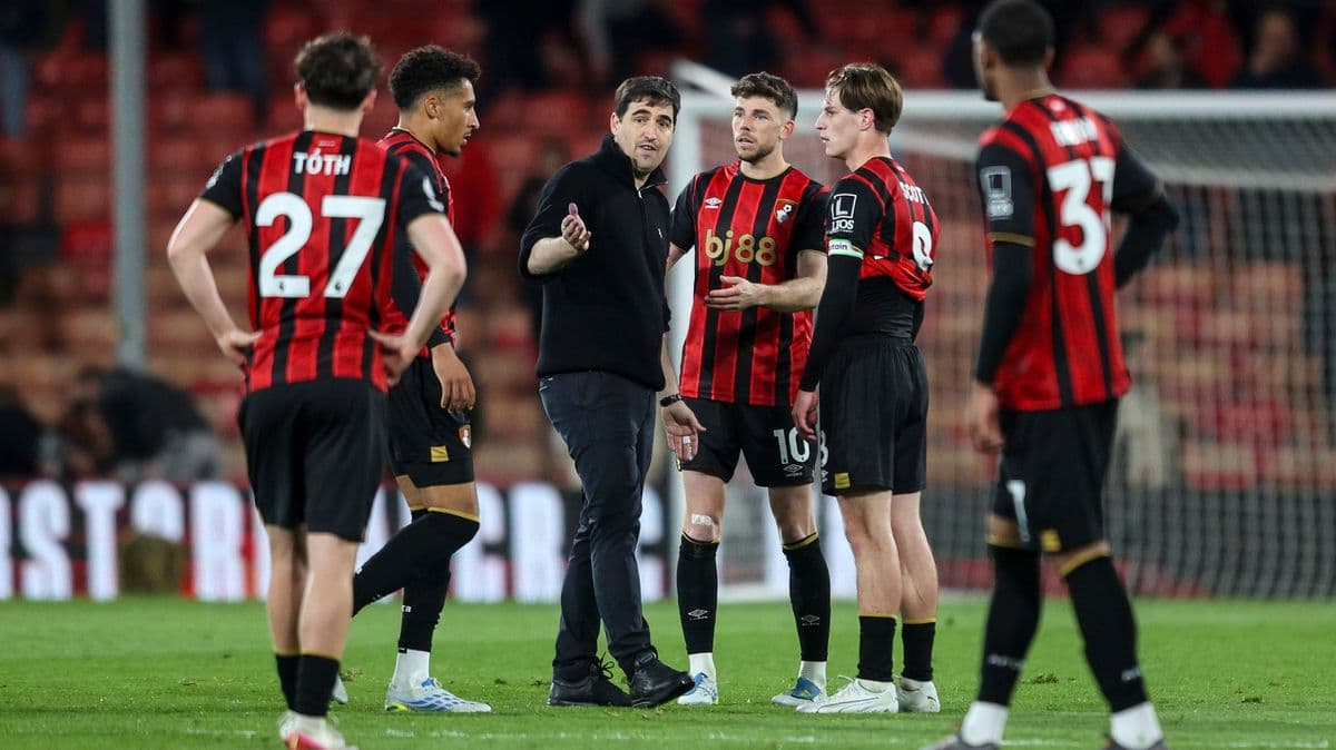 Entrenador hablando con jugadores del Bournemouth en el campo Entrenador hablando con jugadores del Bournemouth en el campo