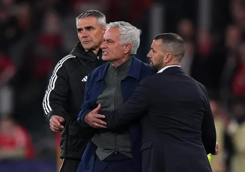 Entrenador siendo contenido por asistentes tras partido Entrenador siendo contenido por asistentes tras partido