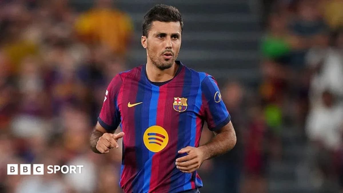 Jugador del FC Barcelona corriendo en el campo Jugador del FC Barcelona corriendo en el campo