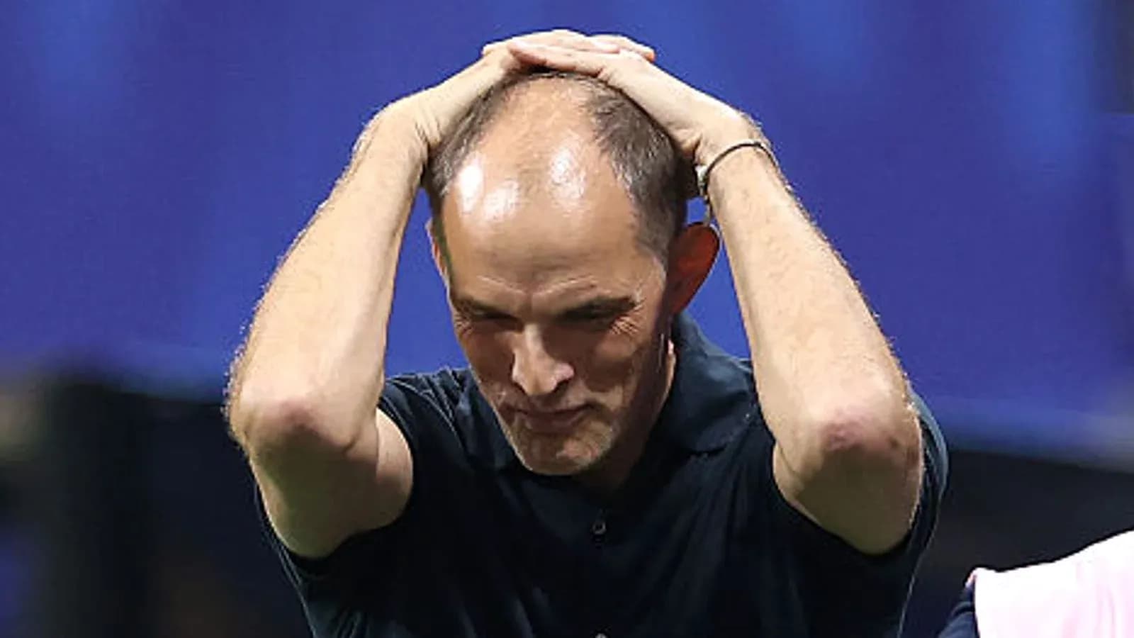 Entrenador con manos en la cabeza durante el partido Entrenador con manos en la cabeza durante el partido