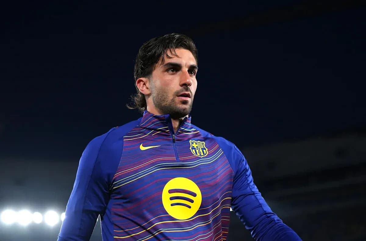 Jugador con camiseta de Barcelona en el campo Jugador con camiseta de Barcelona en el campo