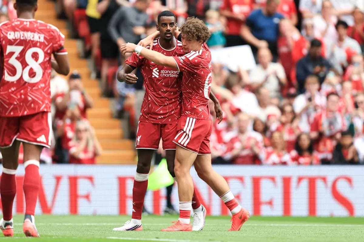 Jugadores de Liverpool celebrando un gol en el campo Jugadores de Liverpool celebrando un gol en el campo