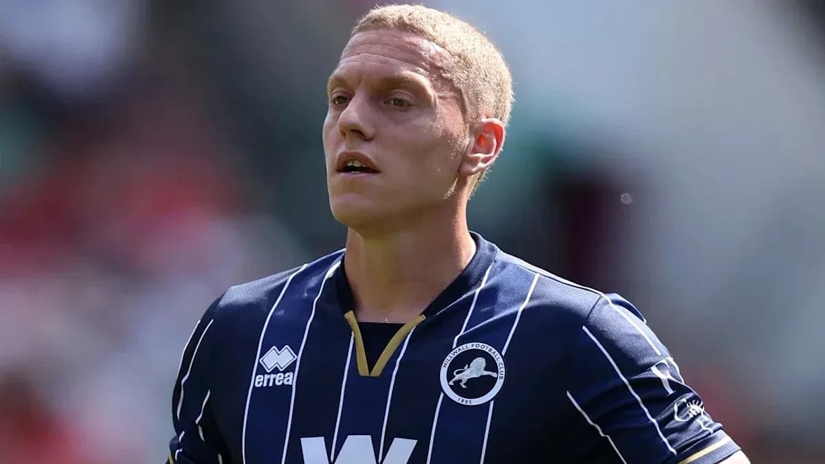 Jugador de fútbol en uniforme de Millwall en el campo Jugador de fútbol en uniforme de Millwall en el campo