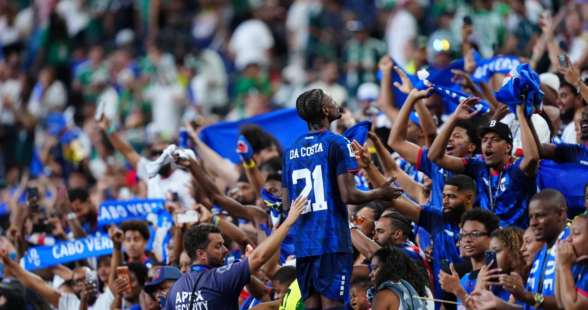 Aficionados de Cabo Verde celebrando en el estadio Aficionados de Cabo Verde celebrando en el estadio
