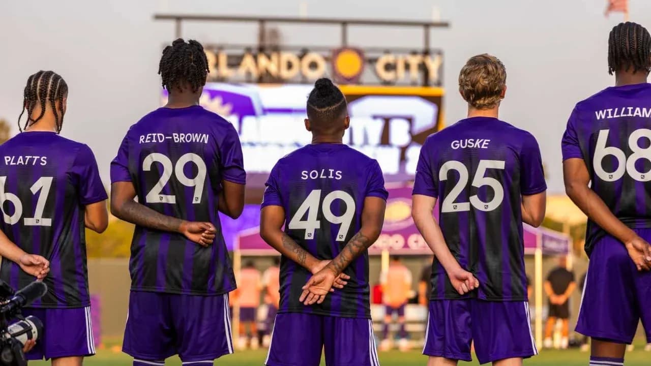 Jugadores de Orlando City II en el campo Jugadores de Orlando City II en el campo