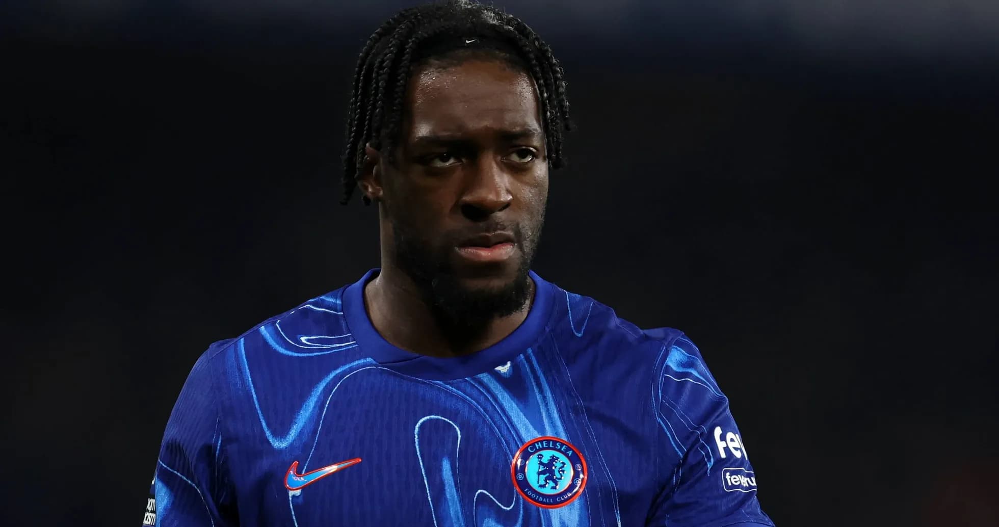 Jugador de Chelsea en uniforme azul durante partido Jugador de Chelsea en uniforme azul durante partido