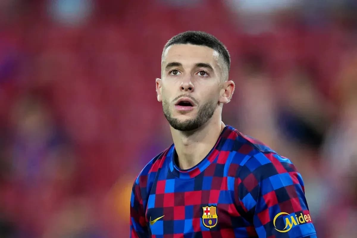 Jugador del FC Barcelona en el campo de juego Jugador del FC Barcelona en el campo de juego
