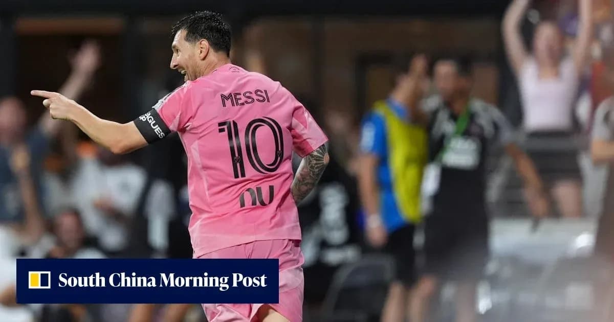 Jugador señalando al público tras anotar un gol Jugador señalando al público tras anotar un gol