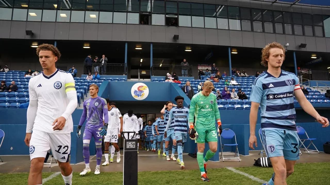 Jugadores de Sporting KC II y Ventura County ingresando al campo Jugadores de Sporting KC II y Ventura County ingresando al campo