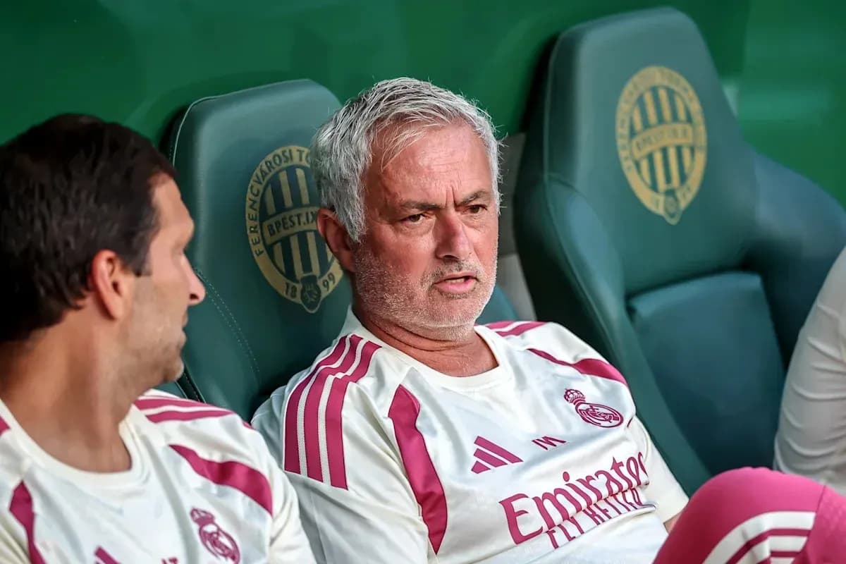 Entrenador sentado en el banquillo durante el partido Entrenador sentado en el banquillo durante el partido
