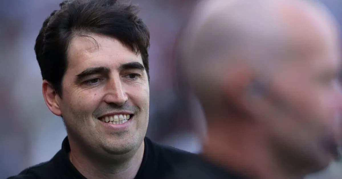 Entrenador sonriente en el campo de juego Entrenador sonriente en el campo de juego