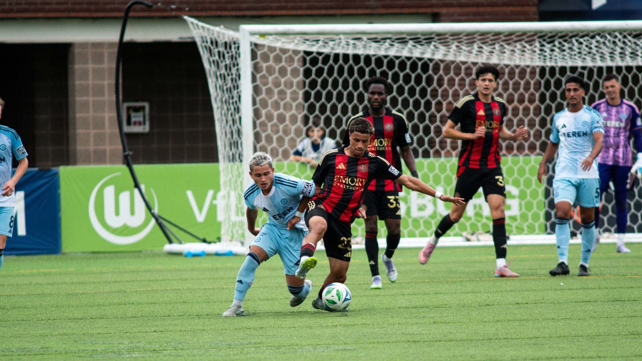 Jugador de Atlanta United II en acción Jugador de Atlanta United II en acción
