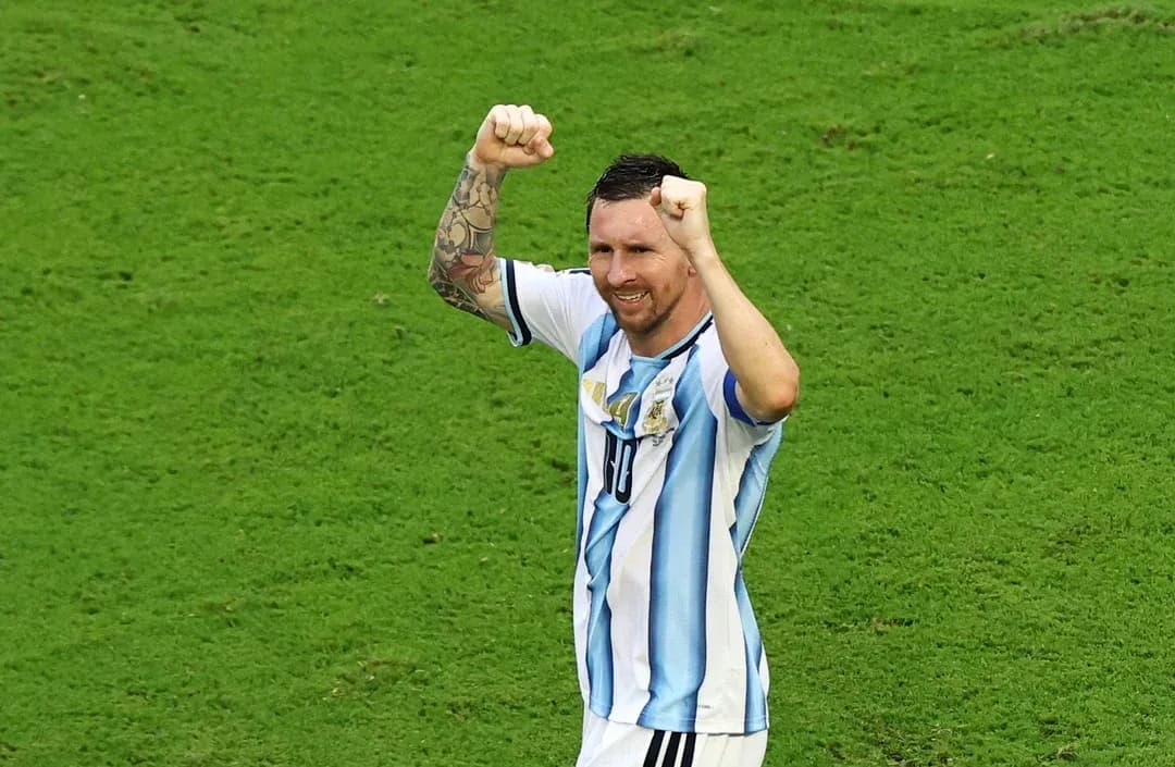 Jugador levantando los brazos en celebración Jugador levantando los brazos en celebración