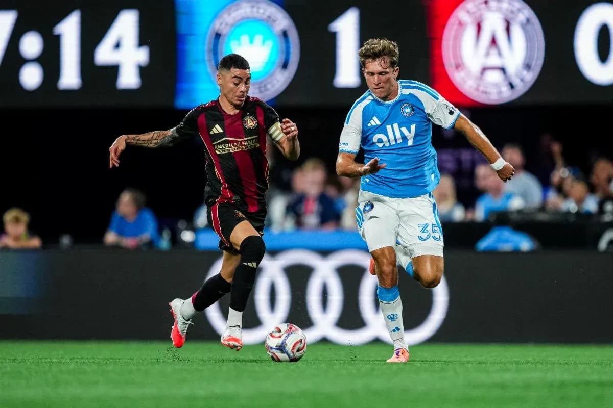 Jugador de Atlanta United FC persiguiendo balón Jugador de Atlanta United FC persiguiendo balón