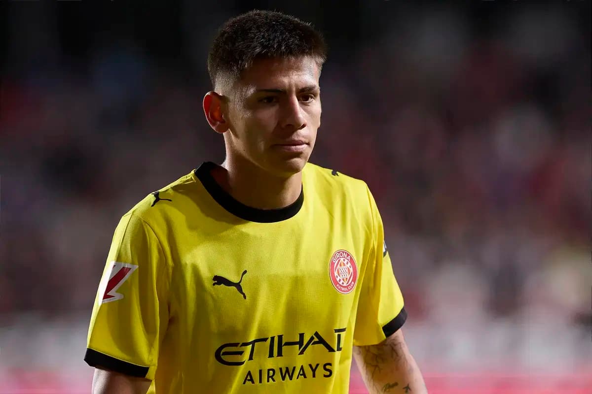 Jugador con camiseta amarilla de Girona CF en el campo Jugador con camiseta amarilla de Girona CF en el campo