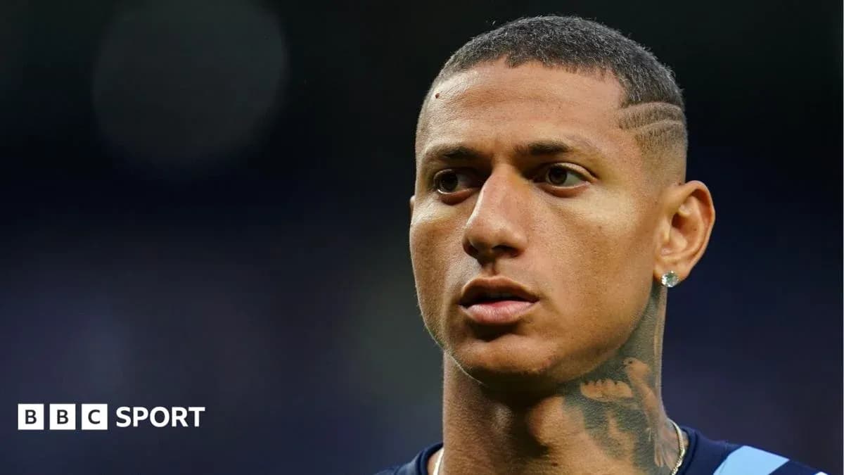 Jugador con tatuaje y peinado en campo de fútbol Jugador con tatuaje y peinado en campo de fútbol