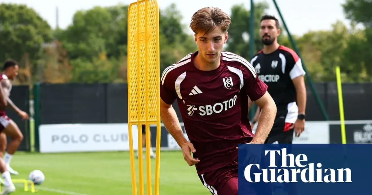 Jugador de Fulham entrenando en el campo de práctica Jugador de Fulham entrenando en el campo de práctica