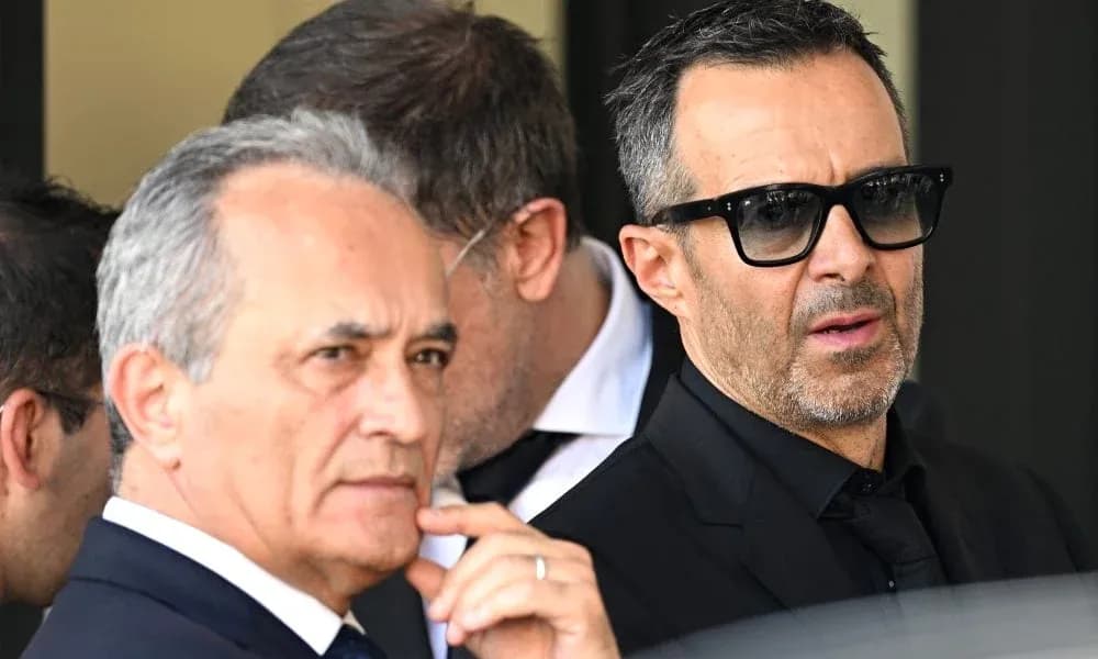 Dos hombres en trajes oscuros conversando afuera Dos hombres en trajes oscuros conversando afuera