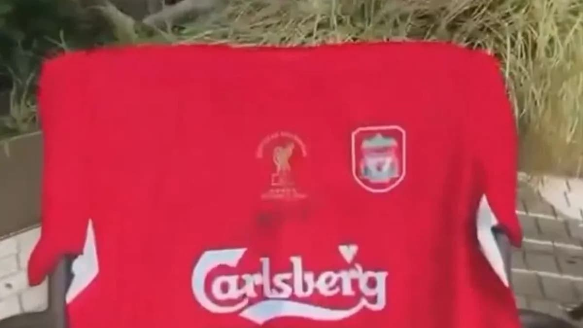 Camisa roja de Liverpool con logotipos y emblemas Camisa roja de Liverpool con logotipos y emblemas