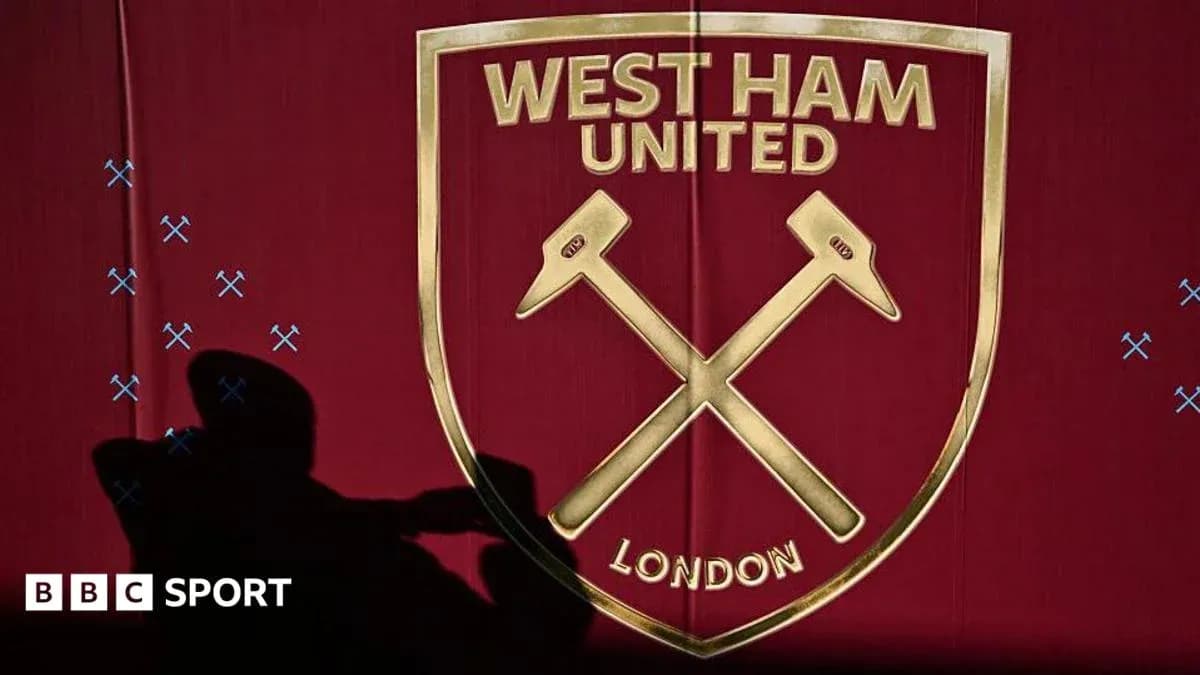 Logotipo de West Ham United en fondo rojo Logotipo de West Ham United en fondo rojo
