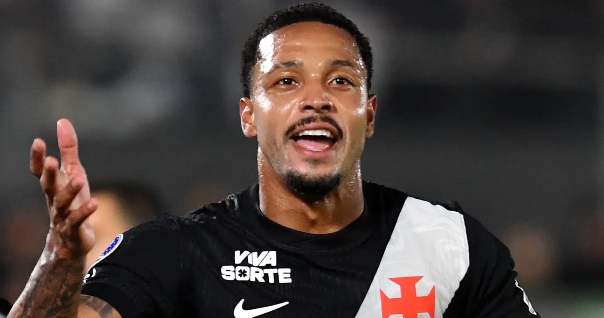 Jugador celebrando en partido con camiseta del Vasco Jugador celebrando en partido con camiseta del Vasco
