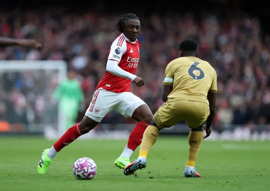Jugador de Arsenal driblando a oponente Jugador de Arsenal driblando a oponente