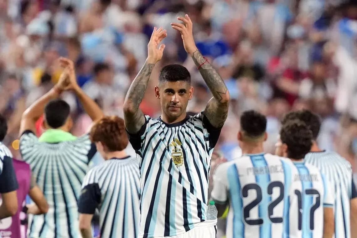 Jugador argentino aplaudiendo a la afición tras el partido Jugador argentino aplaudiendo a la afición tras el partido