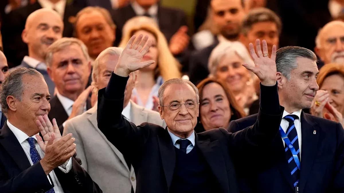 Hombre saludando en evento con público aplaudiendo Hombre saludando en evento con público aplaudiendo