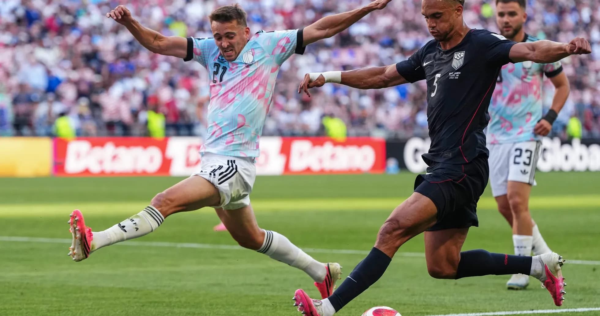 Jugador de Estados Unidos golpeando el balón Jugador de Estados Unidos golpeando el balón