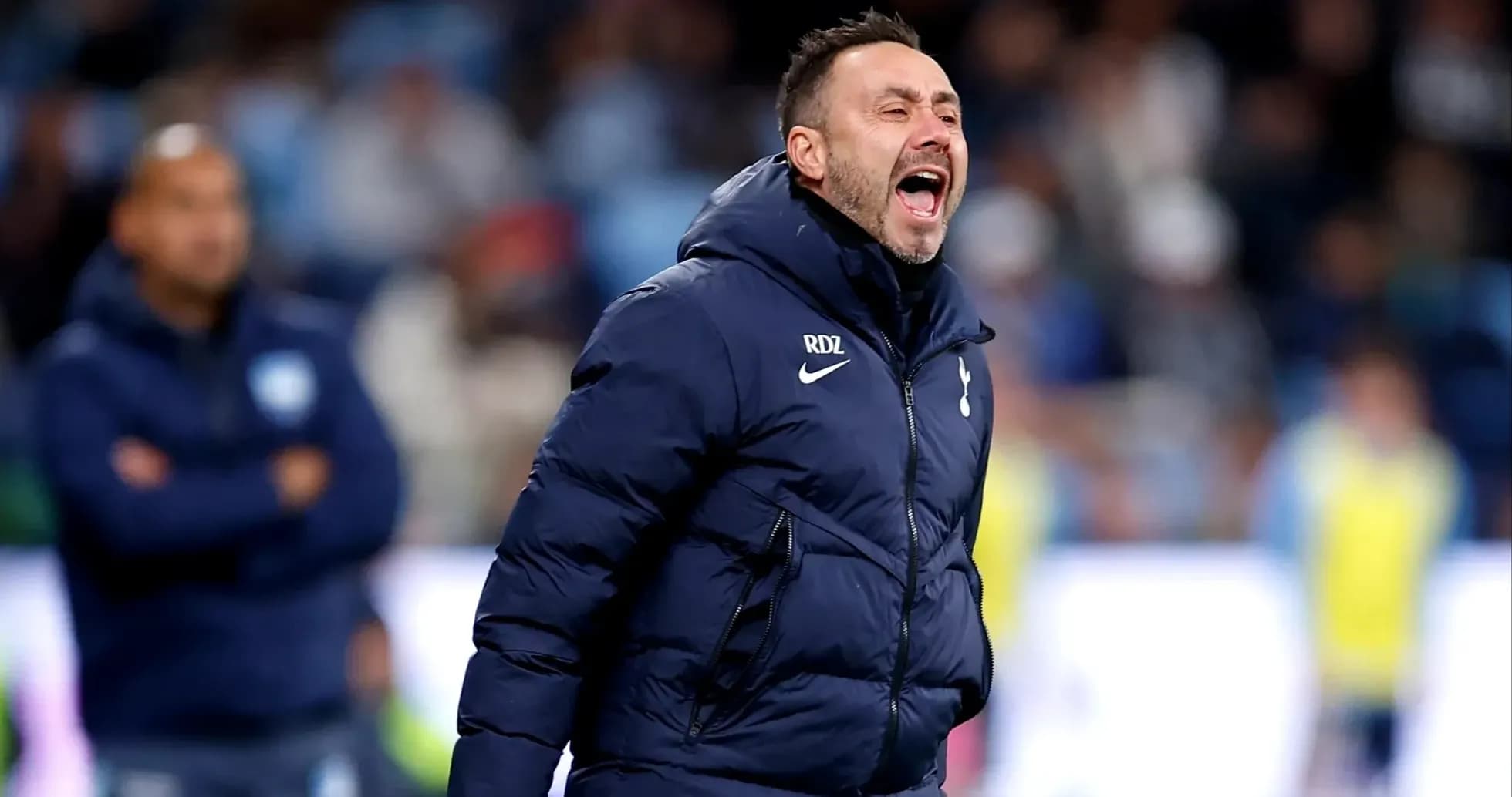 Entrenador gritando desde la línea de banda Entrenador gritando desde la línea de banda