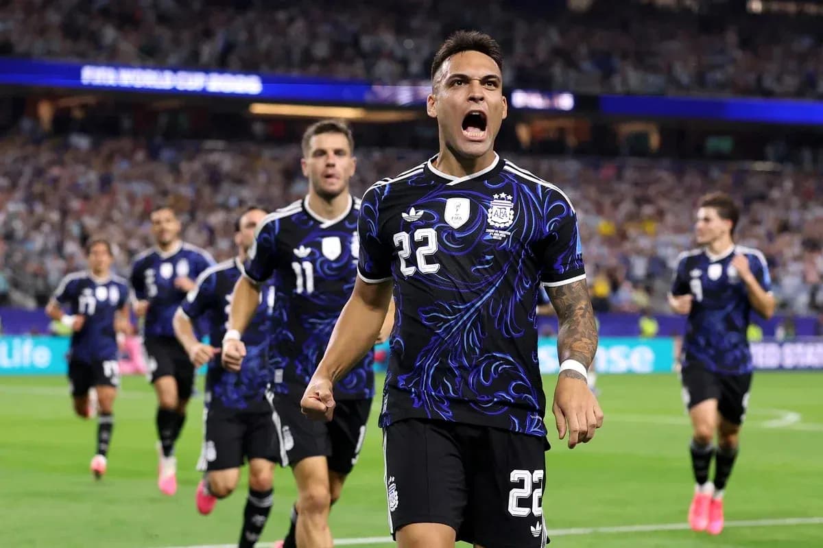 Lautaro Martínez celebrando un gol con compañeros de equipo Lautaro Martínez celebrando un gol con compañeros de equipo