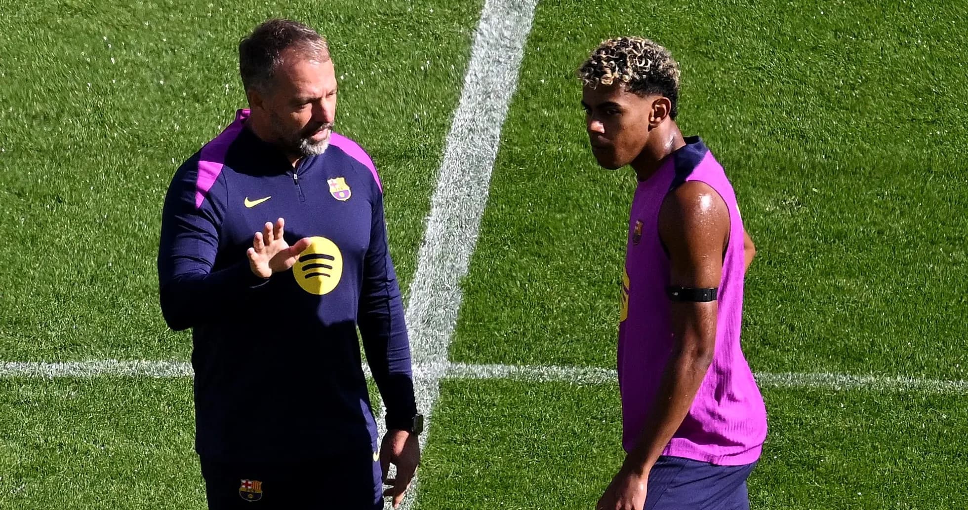 Entrenador hablando con jugador durante práctica Entrenador hablando con jugador durante práctica