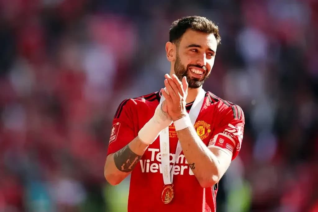 Bruno Fernandes aplaudiendo con medalla en el cuello Bruno Fernandes aplaudiendo con medalla en el cuello