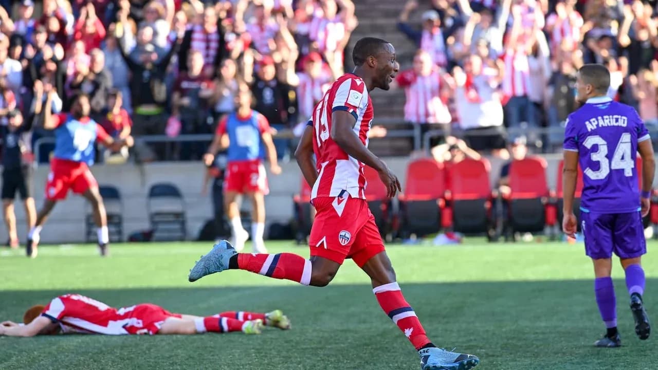 Jugador celebrando un gol en el partido Jugador celebrando un gol en el partido