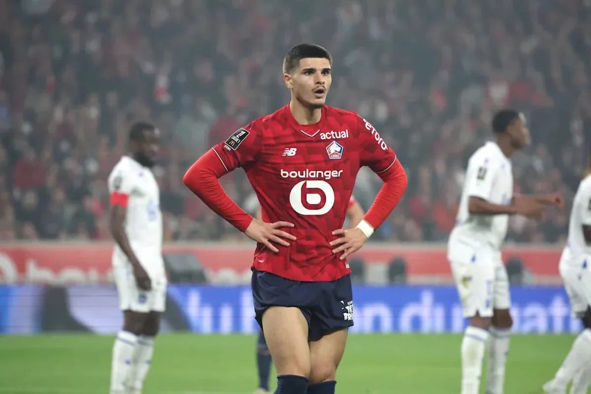 Jugador de Lille con manos en las caderas durante partido Jugador de Lille con manos en las caderas durante partido