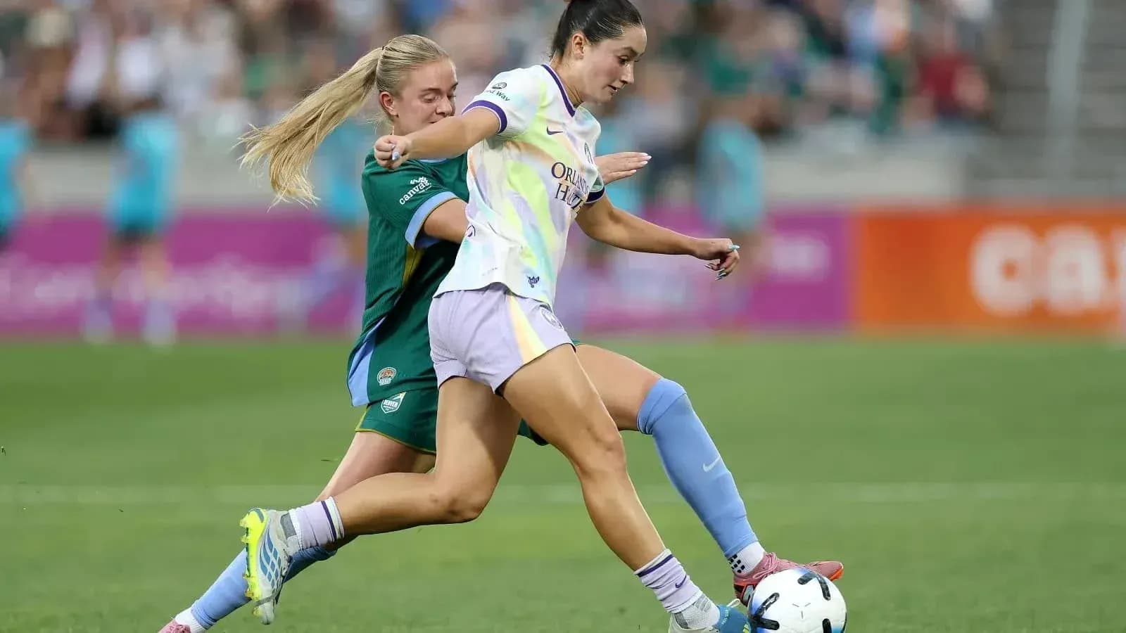 Jugadora de Orlando Pride en acción contra Bay FC Jugadora de Orlando Pride en acción contra Bay FC