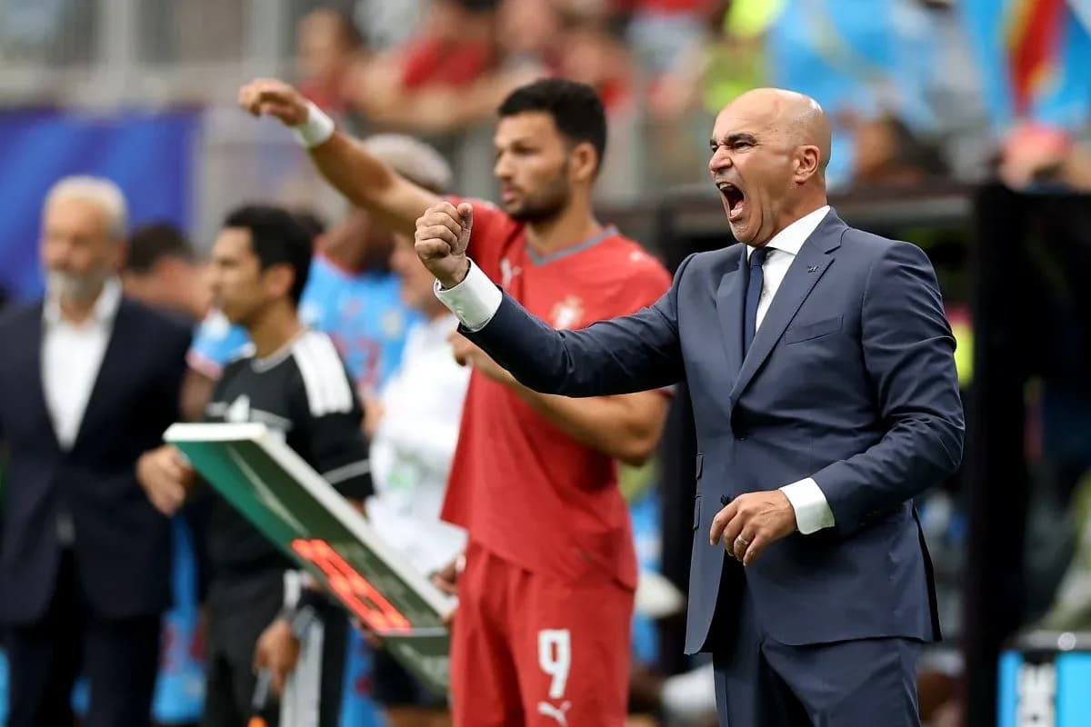 Entrenador dirigiendo al equipo durante el partido Entrenador dirigiendo al equipo durante el partido