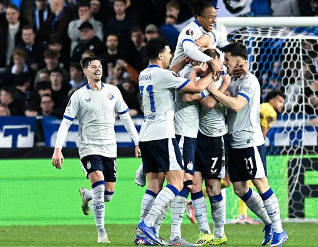Jugadores de Dinamo Zagreb celebrando un gol Jugadores de Dinamo Zagreb celebrando un gol