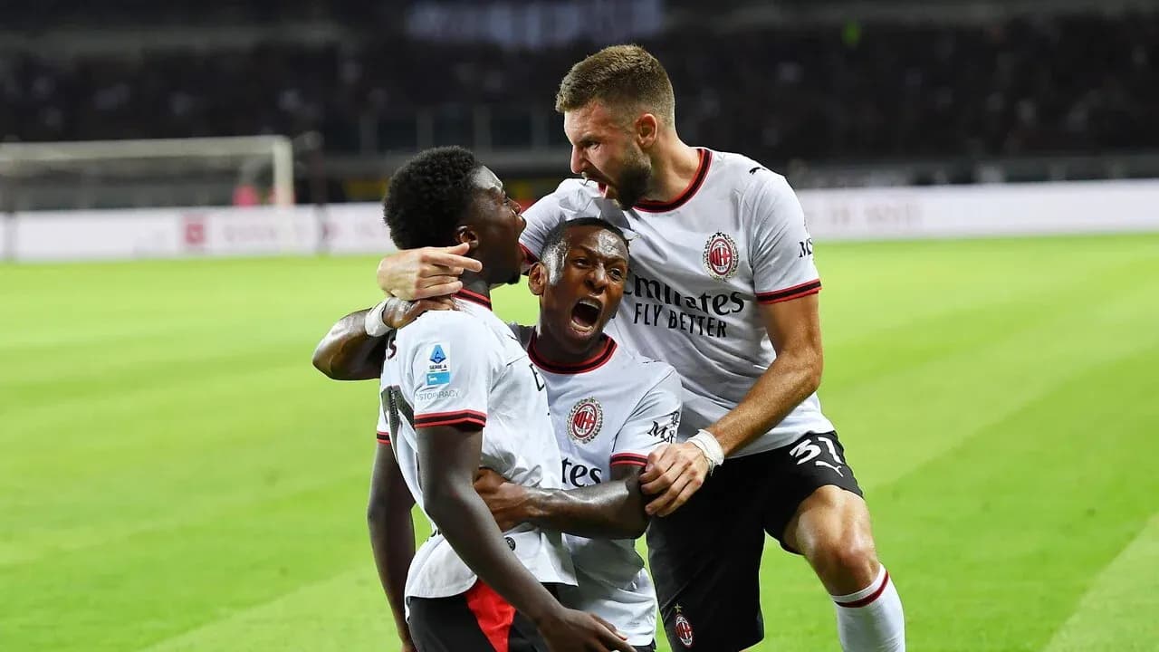 Jugadores de AC Milan celebrando un gol Jugadores de AC Milan celebrando un gol