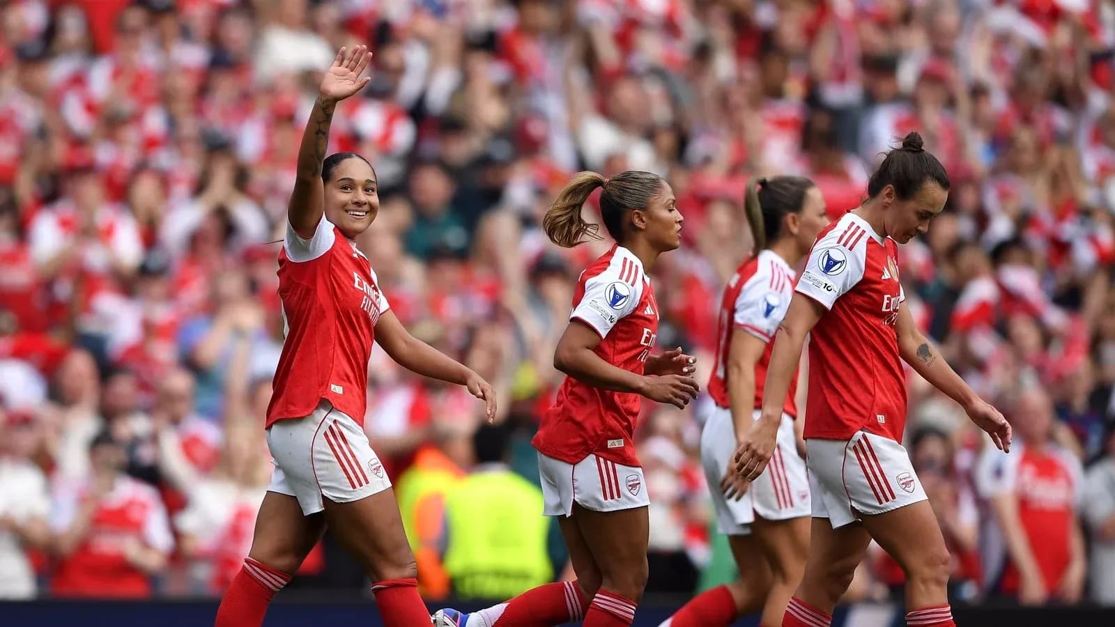 Jugadoras de Arsenal celebrando un gol en el estadio Jugadoras de Arsenal celebrando un gol en el estadio
